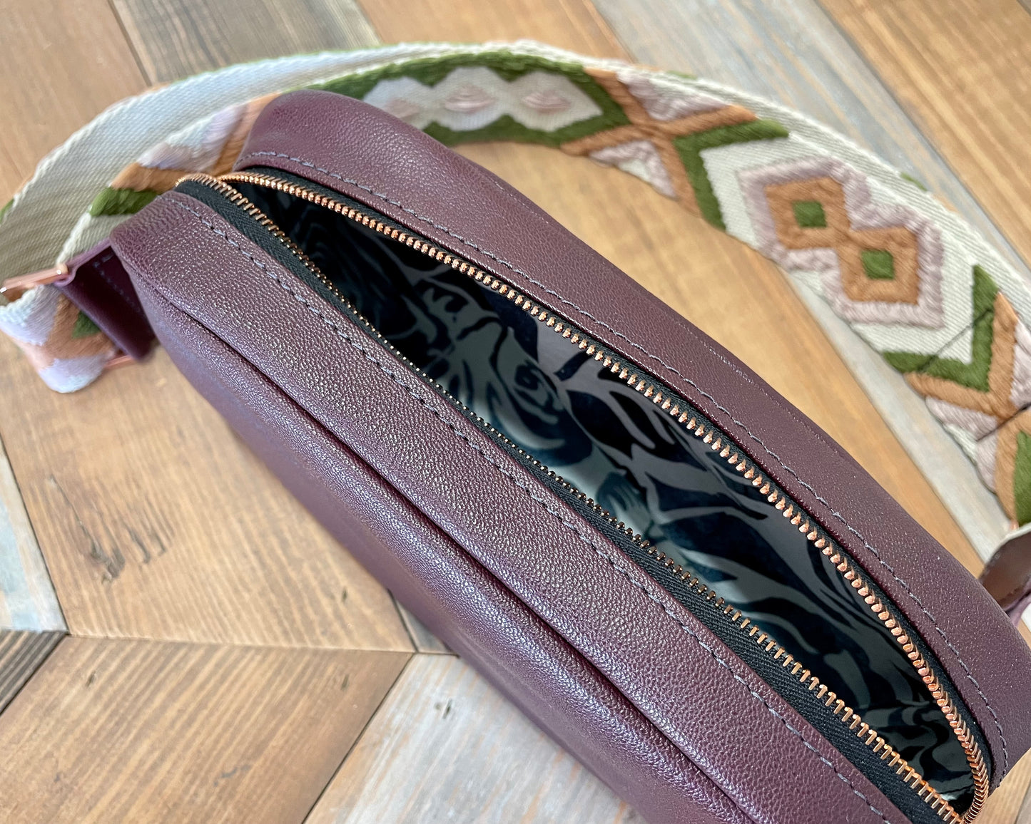 Cross Body Pack Aubergine